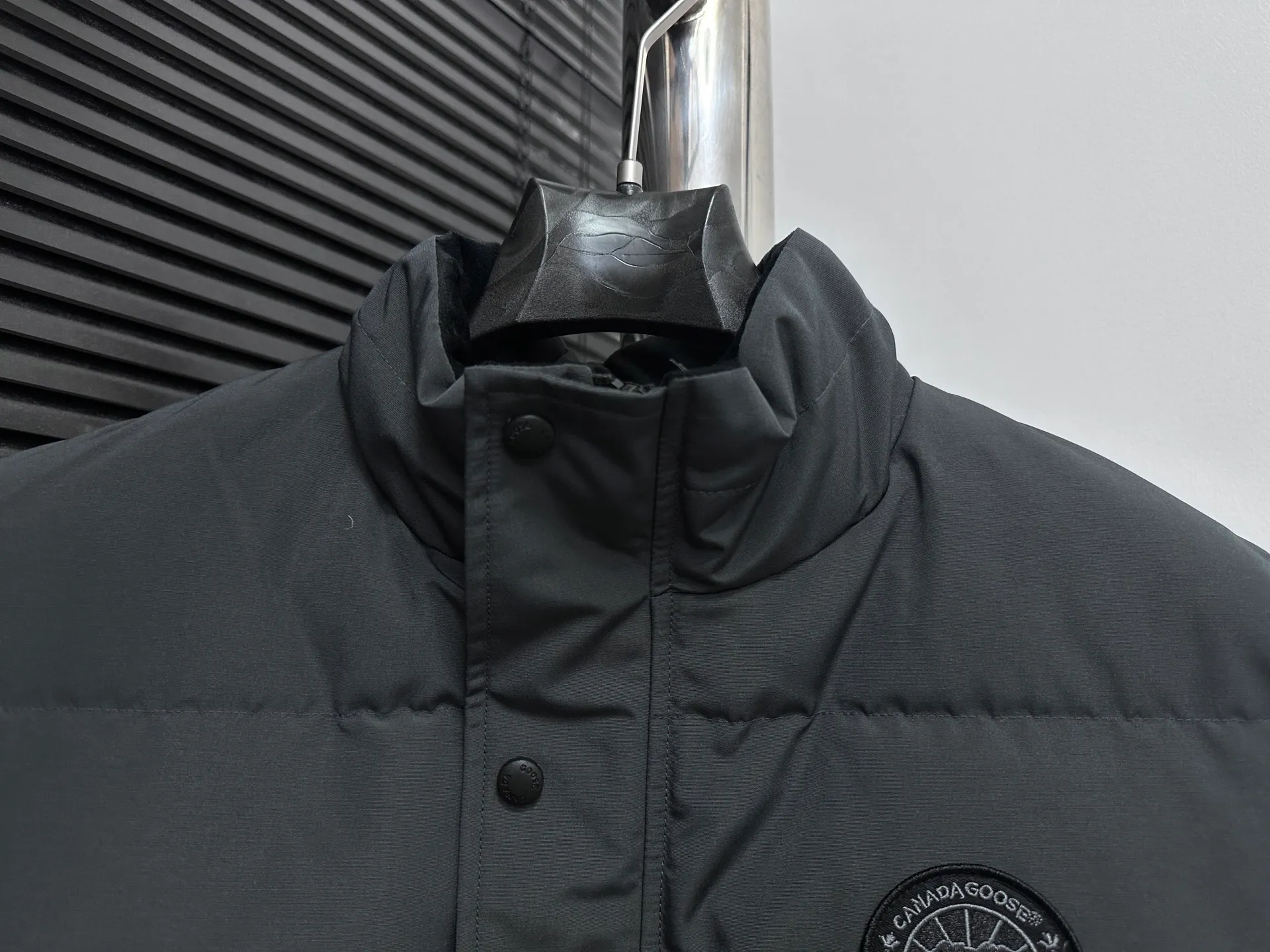 P360 [Canada Goose] Canada Goose black label #Freestyle Crew 4151mb men’s and women’s vest down ➖ Imported Behringer embroidery machine with customized 10,000-needle embroidery label! ➖ Imported 21-count polyester-cotton blended original fabric, using Feather-Light 10D waterproof coating fabric, made of 84.5% polyester fiber and 15.5% cotton, 100% the best feel in the entire network! ➖ The genuine official website uses the national standard 80 white duck down, and will never be misled by false claims such as 90 down or goose down! ➖ 100% nylon nylon lining with double double-layer sealing design to prevent velvet from running away. Top-grade polar fleece is used in the collar and pockets to keep warm and comfortable! ➖ Yoshida YKK provides original custom-made electroplated sliders. YKK two-way lockable zippers are tight and smooth and will not peel off paint! ➖ 3M composite original Velcro is durable, and all accessories and hardware are disassembled and customized! ⛔No slander, no exaggeration, no need for too much copywriting, because it is focused, it is professional!  SIZE: XS S M L XL XXL